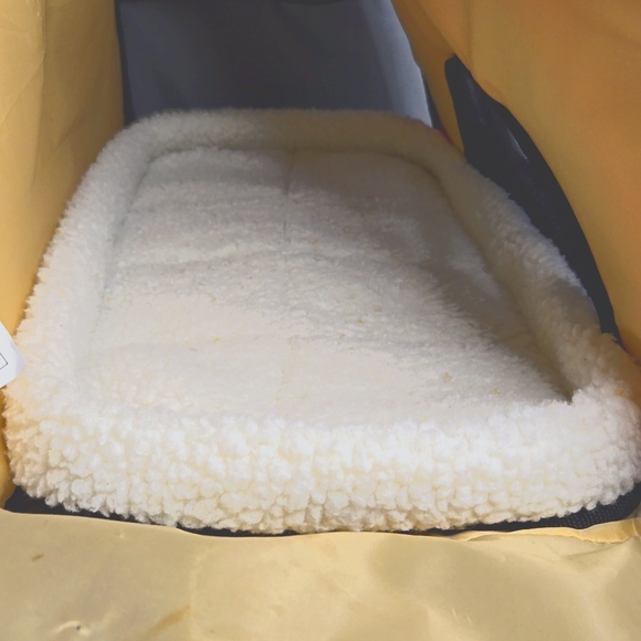 BERGAN PET CARRIER WITH POCKETS RED GENTLY USED - Picture 9 of 10